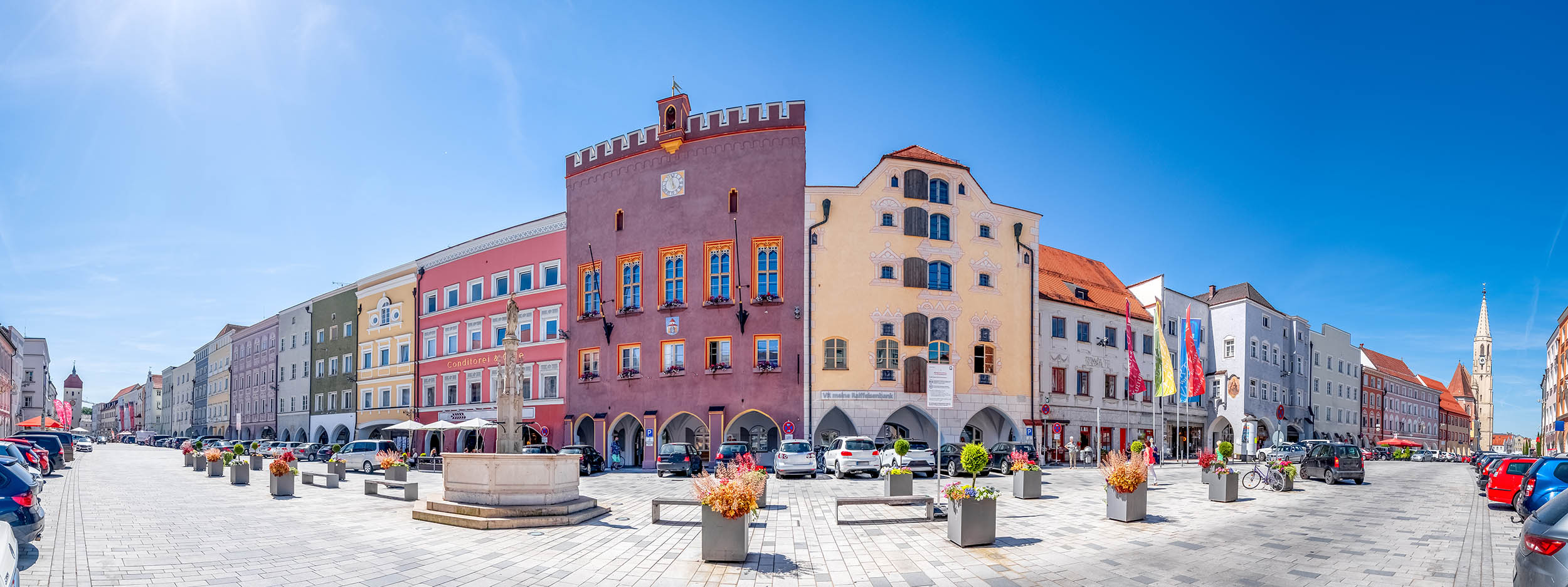 Stadtplatz durch Fischaugen-Perspektive. Rathaus in Mitte des Fotos.